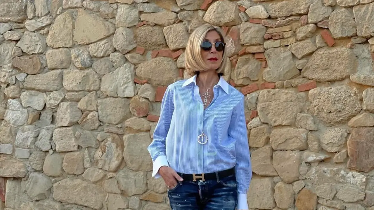 Las mujeres más elegantes de 50 años tienen claro que los vaqueros también son para ir la oficina con camisa y salones