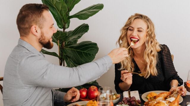 Pareja disfrutando de una comida en su casa