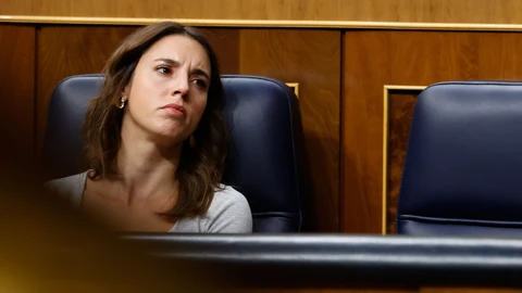 La ministra de Igualdad, Irene Montero, este jueves en el Congreso donde comparece el presidente para informar de las medidas económicas y sociales adoptadas ante la crisis provocada por la guerra en Ucrania y para dar cuenta de la reunión del último Consejo Europeo. EFE/ Javier Lizón