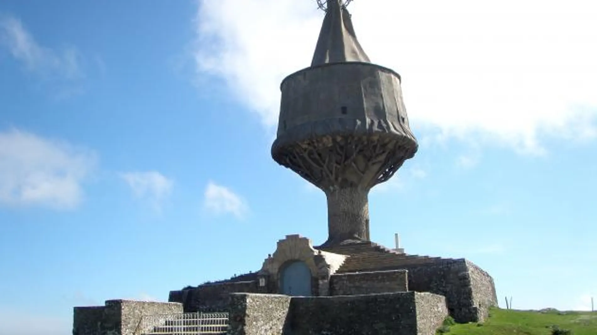 Monumento a Nuestra Señora de la Antigua-Txarlazo en Villalba de Losa (Burgos)
