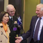 El jefe de la diplomacia europea Josep Borrell, saluda a la ministra de Defensa española, Margarita Robles a su llegada a la segunda jornada de la cumbre de la OTAN en Bruselas