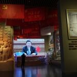 El líder chino, Xi Jinping, en una pantalla de un museo de Pekín