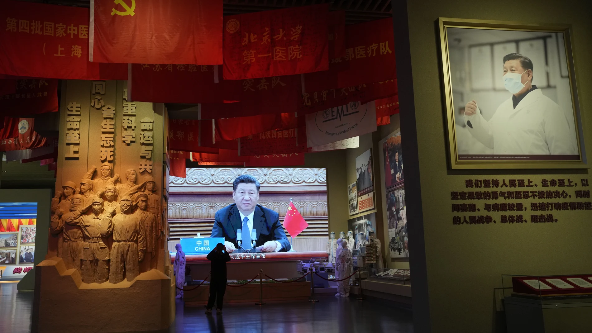 El líder chino, Xi Jinping, en una pantalla de un museo de Pekín