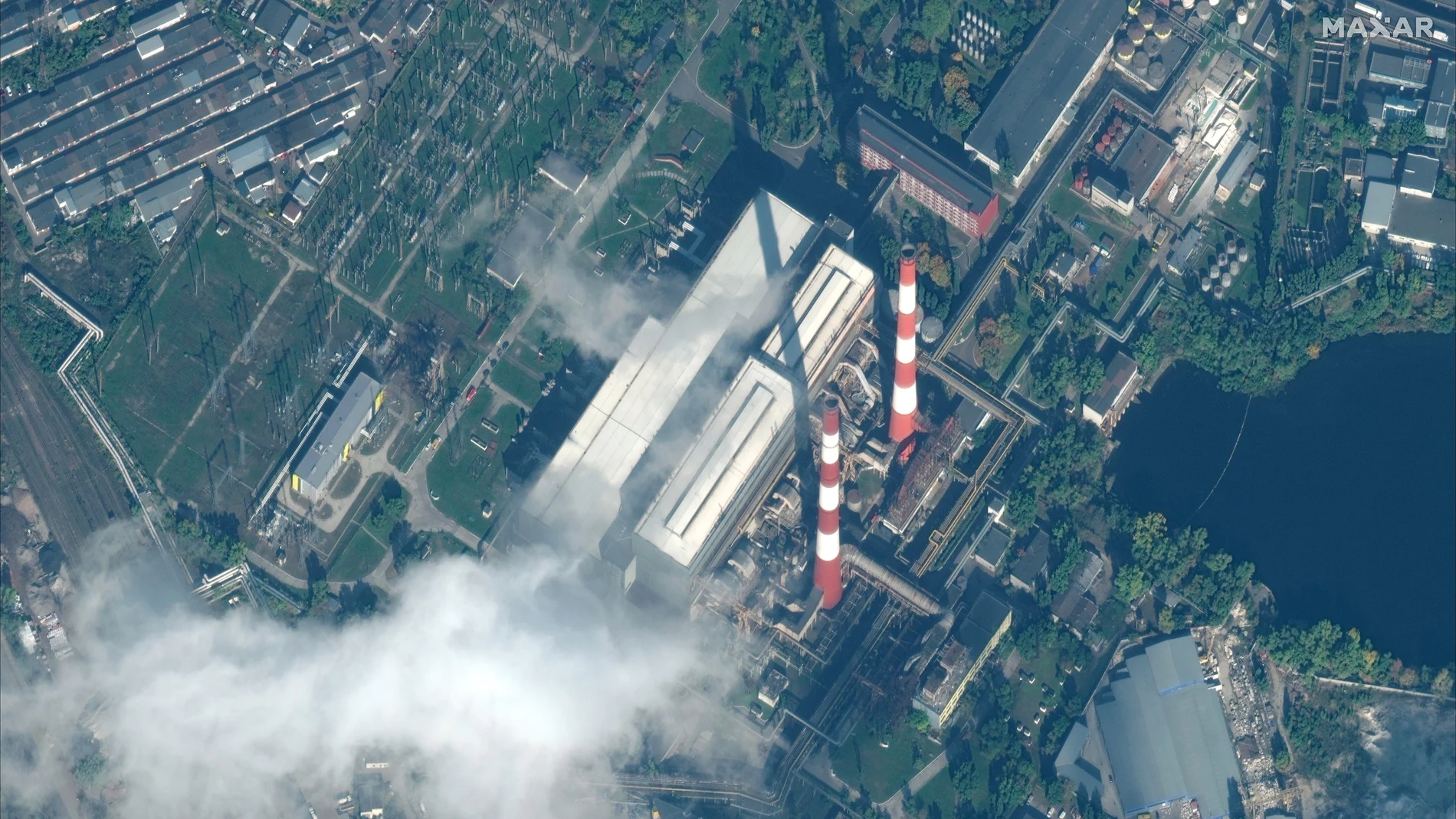 Esta imagen de satélite proporcionada por Maxar Technologies muestra los daños en una central eléctrica en Kiev, Ucrania, tras un ataque ruso