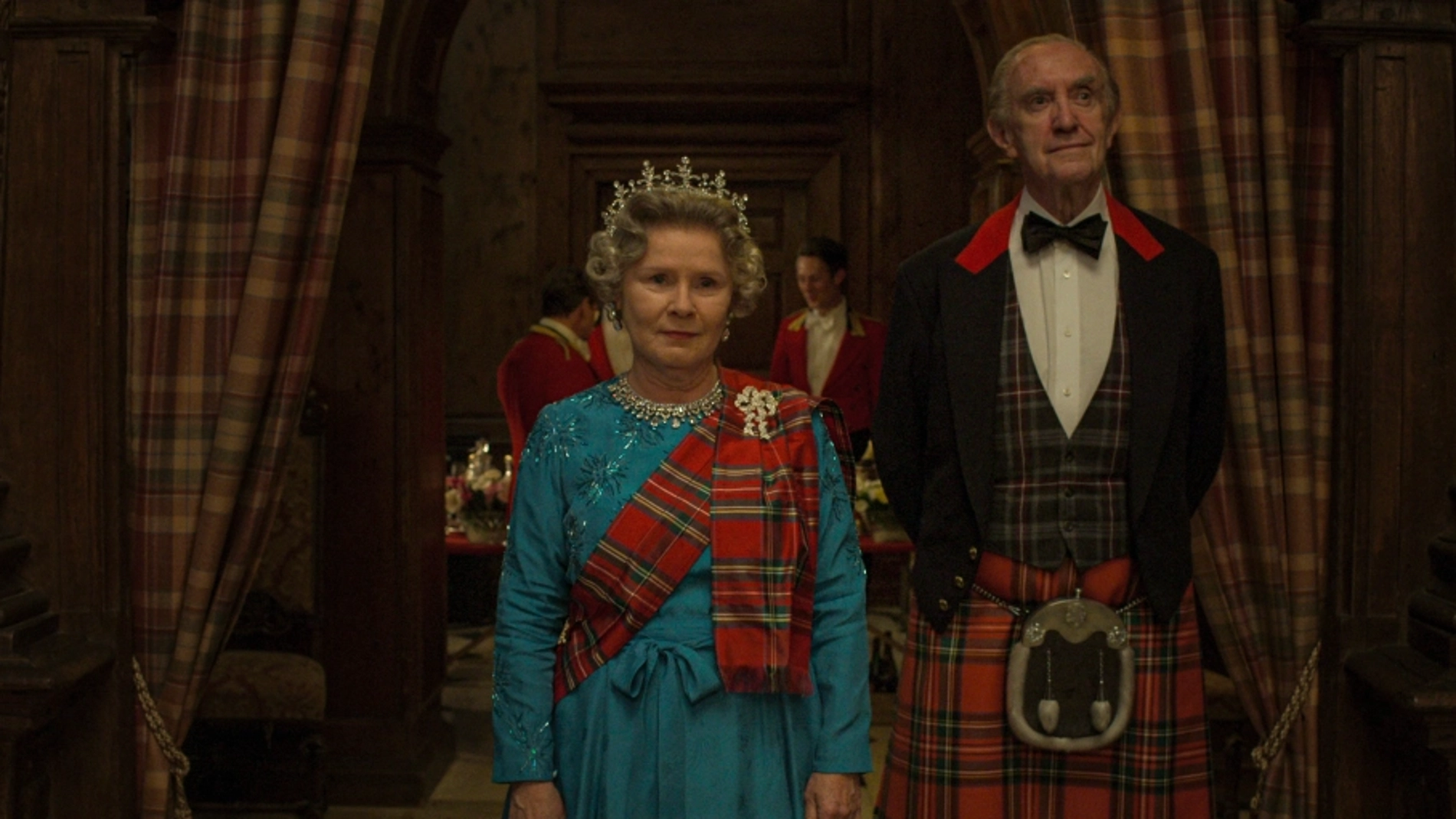 Imelda Staunton como La Reina y Jonathan Pryce como el Príncipe Felipe