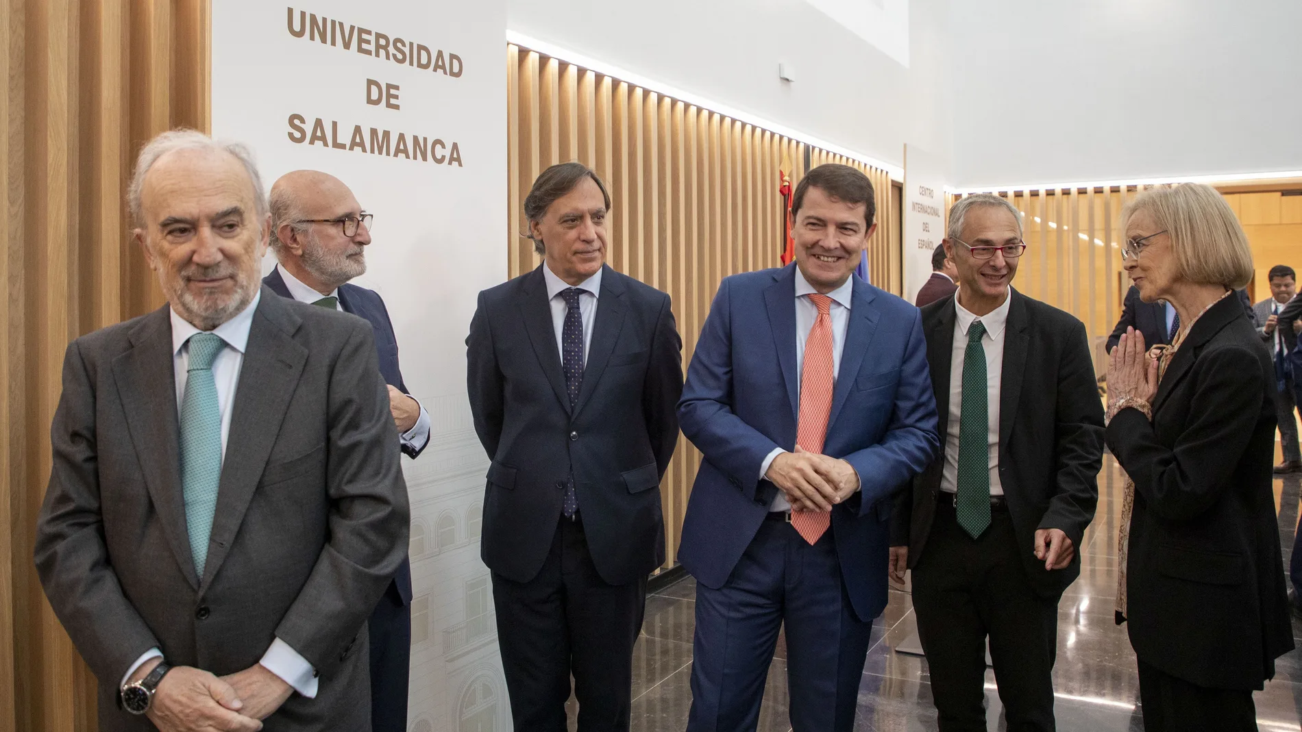 El presidente Fernández Mañueco llega al Centro junto al rector Ricardo Rivero; el alcalde García-Carbayo; el director de la RAE, Santiago Muñoz; y el secretario de estado de Iberoamérica y el Caribe, Juan Fernández Trigo