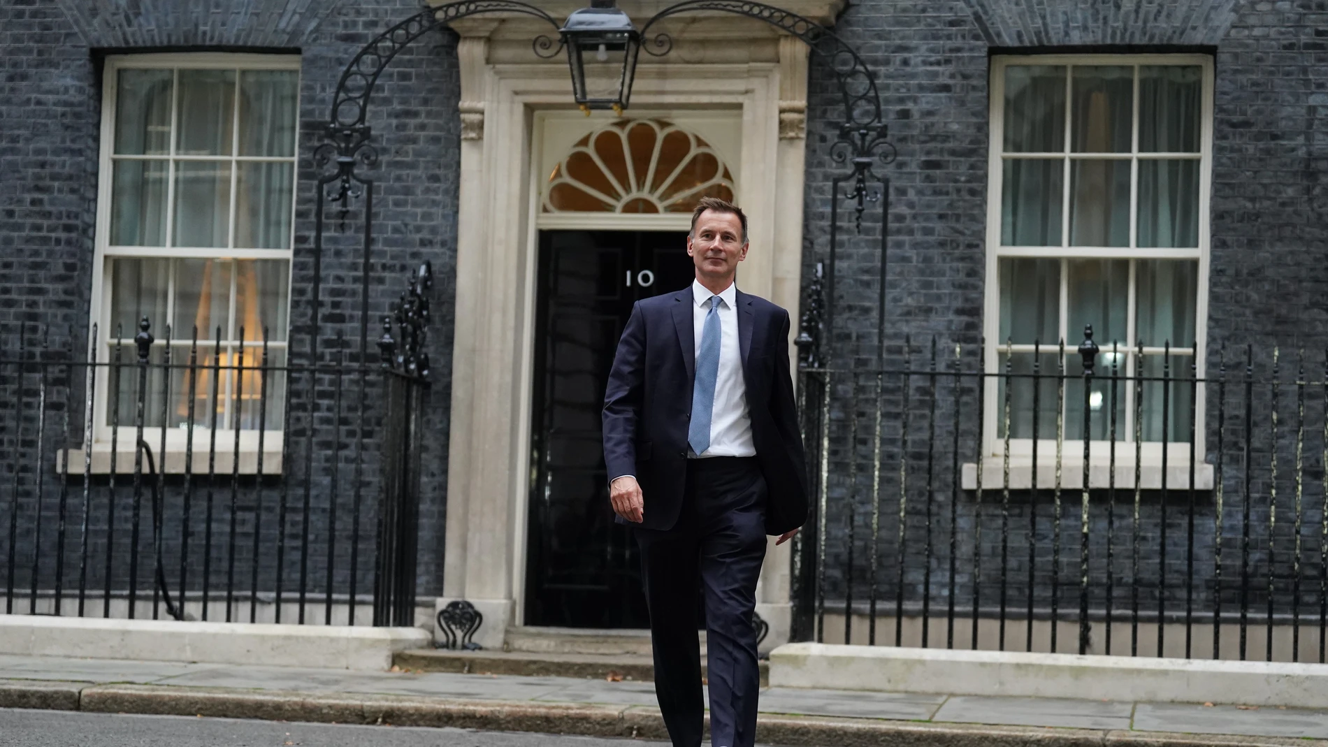 El nuevo "chancellor" Jeremy Hunt sale del Número 10 de Downing Street tras aceptar el cargo