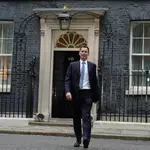 El nuevo "chancellor" Jeremy Hunt sale del Número 10 de Downing Street tras aceptar el cargo