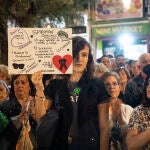 Unas 3.000 personas se han concentrado este viernes en la céntrica Fuente de las Batallas, en Granada, en memoria de Jesús Candel