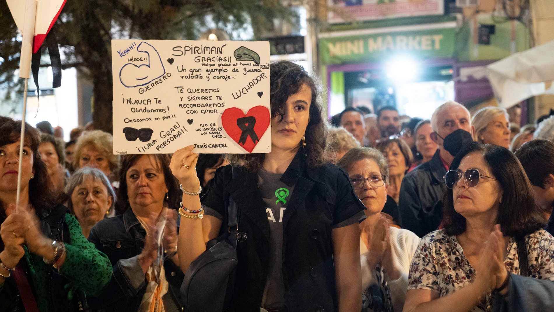 Unas 3.000 personas se han concentrado este viernes en la céntrica Fuente de las Batallas, en Granada, en memoria de Jesús Candel