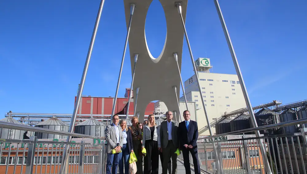 El consejero de Agricultura, Ganadería y Desarrollo Rural, Gerardo Dueñas, visita las instalaciones de la cooperativa agroalimentaria Cobadú