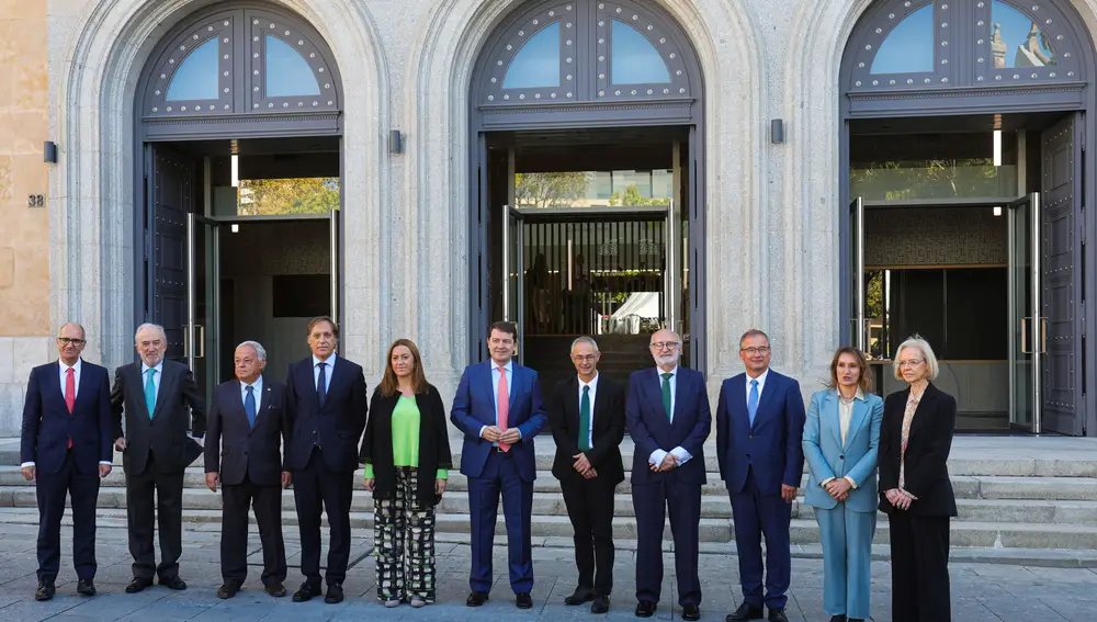 Foto de familia de Mañueco con el rector Ricardo Rivero; Ivan Jancarek, embajador de la República Checa en España; Virginia Barcones; Carlos García Carbayo ; Juan Fernández Trigo; los consejeros Rocío Lucas y Gonzalo Santonja; Javier Iglesias ;Santiago Muñoz; y Nieves Sánchez González, directora del CIE
