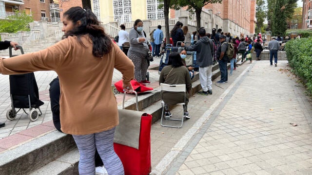 Decenas de personas hacen cola para recibir ayuda en Madrid