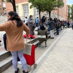Decenas de personas hacen cola para recibir ayuda en Madrid