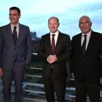 El presidente del Gobierno, Pedro Sánchez, junto al canciller alemán, Olaf Scholz, y el primer ministro de Portugal, António Costa, en una reunión para relanzar el MidCat