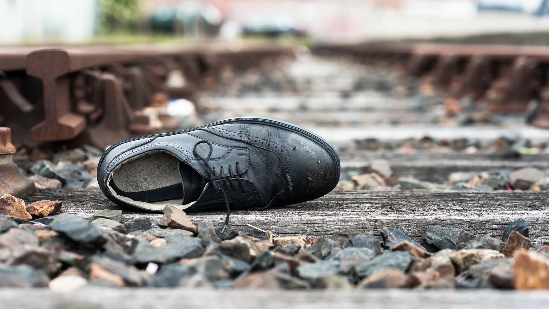Zapato abandonado en las vías del tren