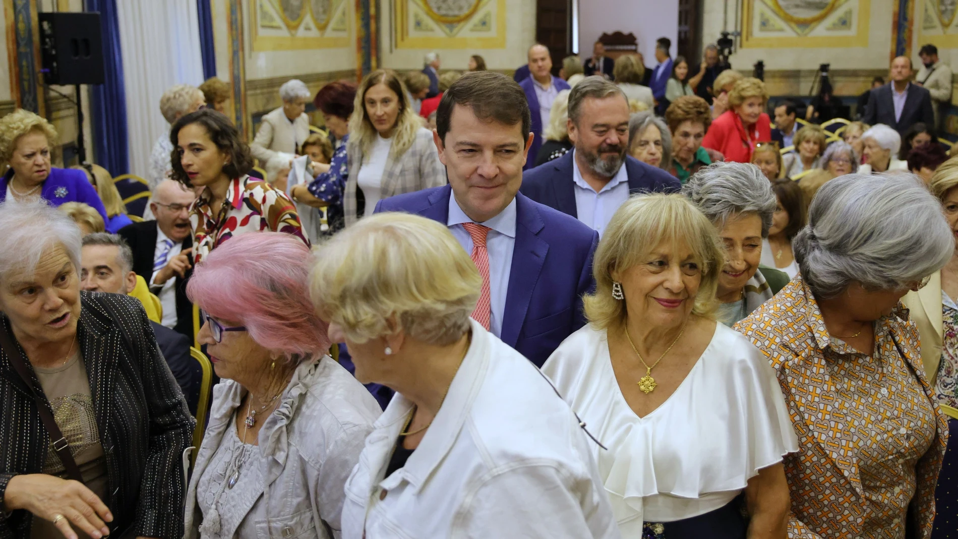 Mañueco en el 50 aniversario de Amas de Casa, Consumidores y Usuarios de Salamanca