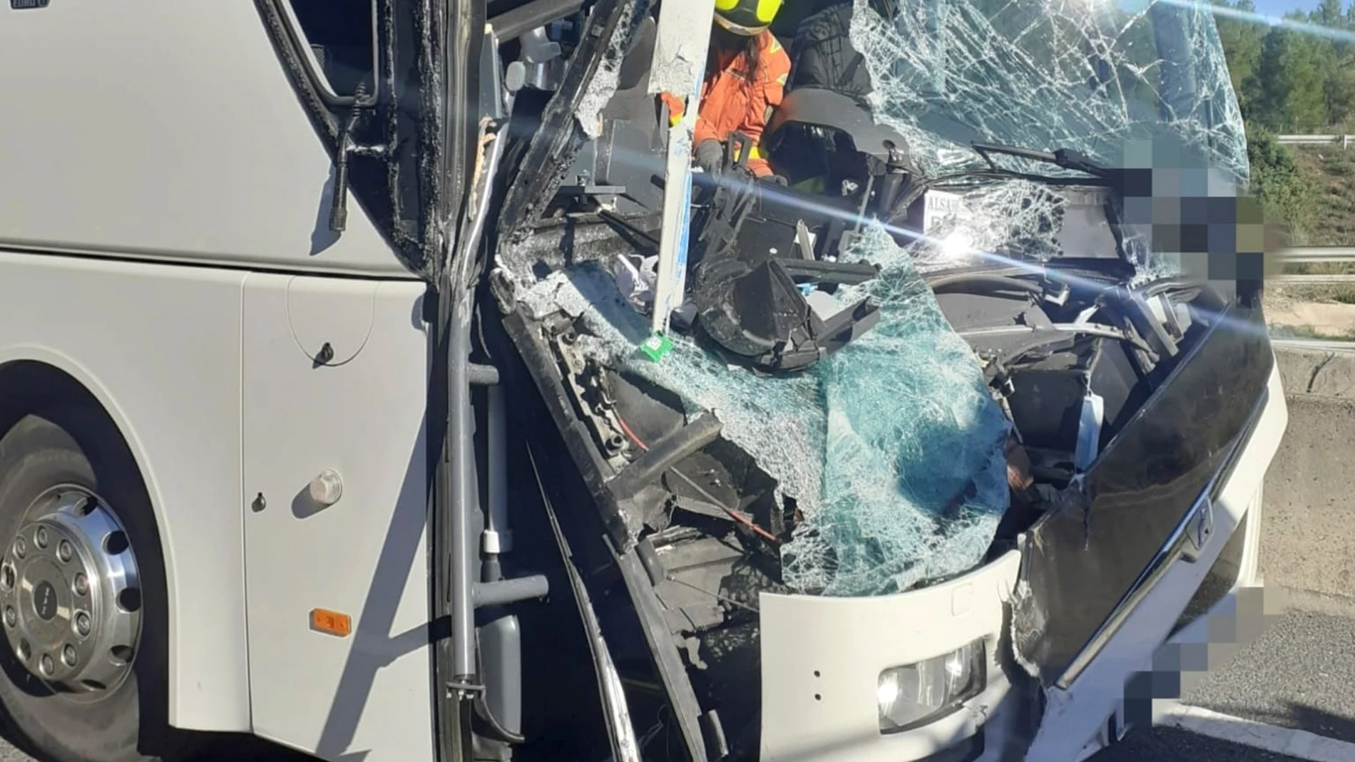GRAFCVA8949. XÁTIVA (VALENCIA), 14/10/2022.- Un total de dieciséis personas han resultado heridas, ninguna con riesgo vital, en un accidente de tráfico ocurrido en la A-7, a la altura del término municipal de Xàtiva (Valencia), en el que se han visto implicados un autobús y un camión, han informado a EFE fuentes del Centro de Gestión de Tráfico.EFE/ Bomberos/ SOLO USO EDITORIAL/ SOLO DISPONIBLE PARA ILUSTRAR LA NOTICIA QUE ACOMPAÑA (CRÉDITO OBLIGATORIO)