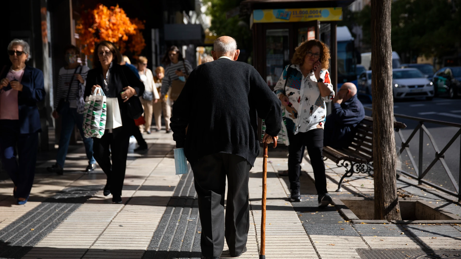 Una persona jubilada camina por Madrid