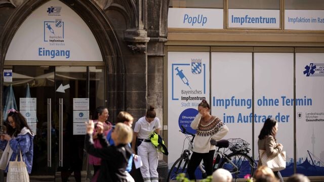 Gente esperando para vacunarse en un centro de vacunación en Munich (Alemania), a 14 de octubre de 2022