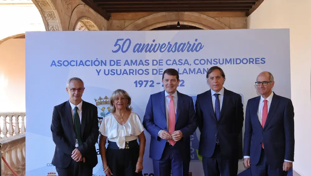 Mañueco en el 50 aniversario de Amas de Casa, Consumidores y Usuarios de Salamanca