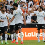 Los futbolistas del Valencia celebran un gol.