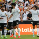 Los futbolistas del Valencia celebran un gol.
