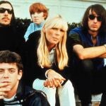 Nico, en el centro de la imagen, junto a los miembros de The Velvet Underground. Lou Reed, abajo a la izquierda
