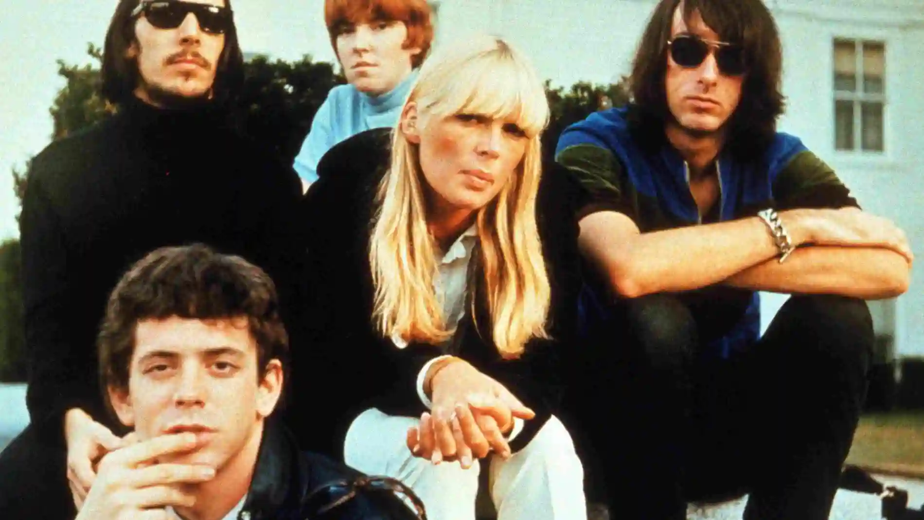 Nico, en el centro de la imagen, junto a los miembros de The Velvet Underground. Lou Reed, abajo a la izquierda
