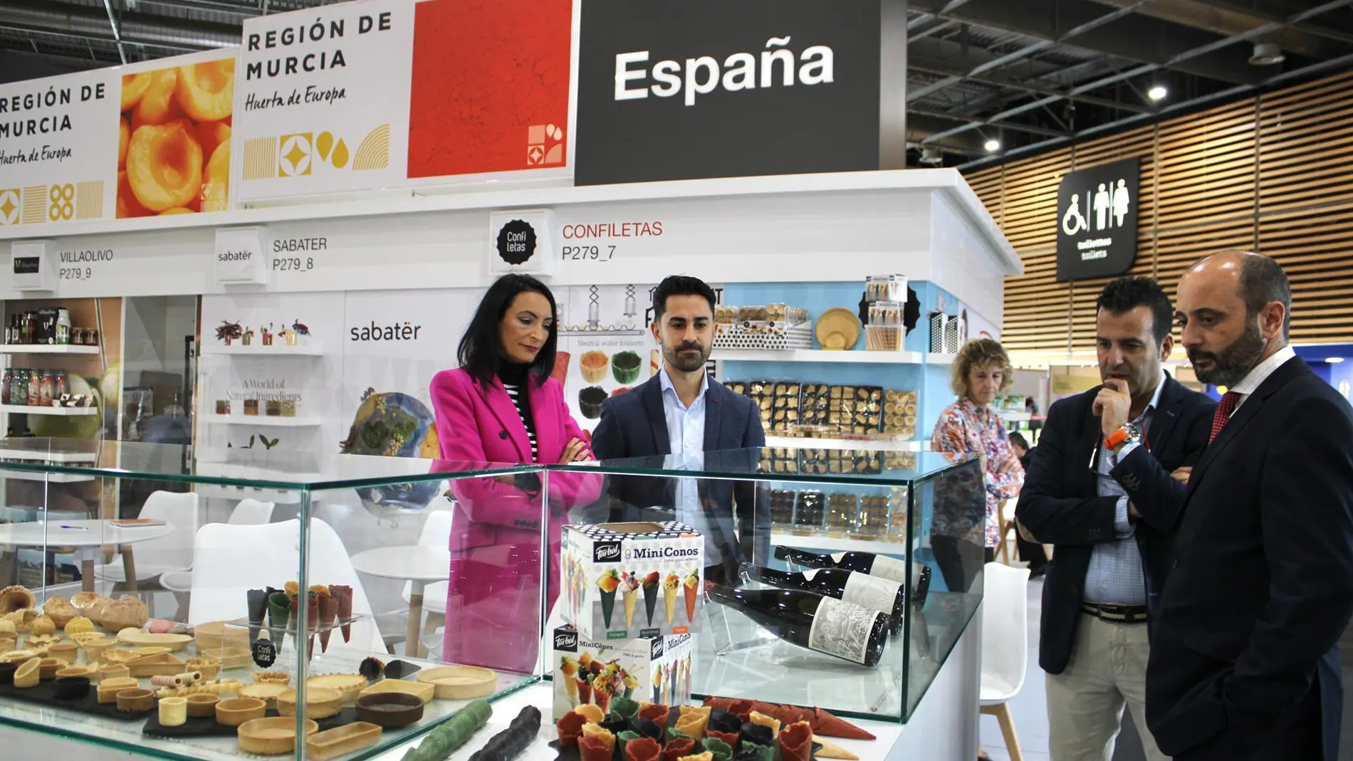 La consejera de Empresa, Empleo, Universidades y Portavocía, Valle Miguélez, y el director del Instituto de Fomento, Joaquín Gómez, visitan las 57 empresas de la Región de Murcia en la Feria SIAL de París