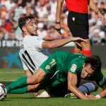  La inesperada reacción de un futbolista del Elche tras el terrible error del árbitro en el partido contra el Valencia