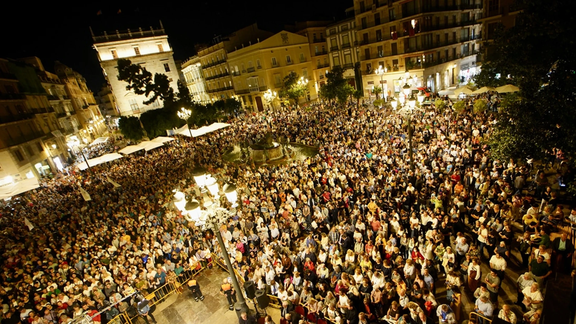 Imagen del multitudinario rosario que se rezó ayer por la tarde en la Plaza de la Virgen de Valencia