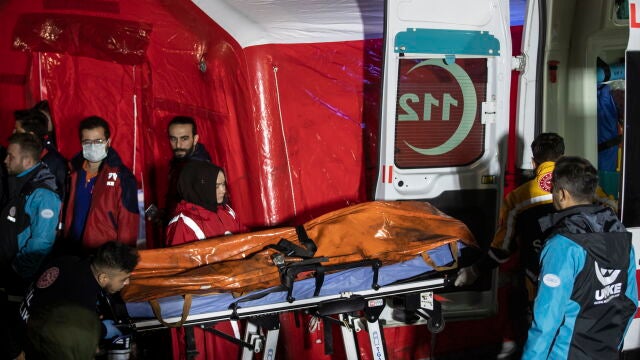 Los servicios de emergencias rescatan a las víctimas de la mina en Turquía