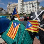 La presidenta de la ANC, Dolors Feliu (d) visita el montaje de la acampada de la Asamblea Nacional Catalana (ANC) en la Plaza Catalunya de Barcelona,