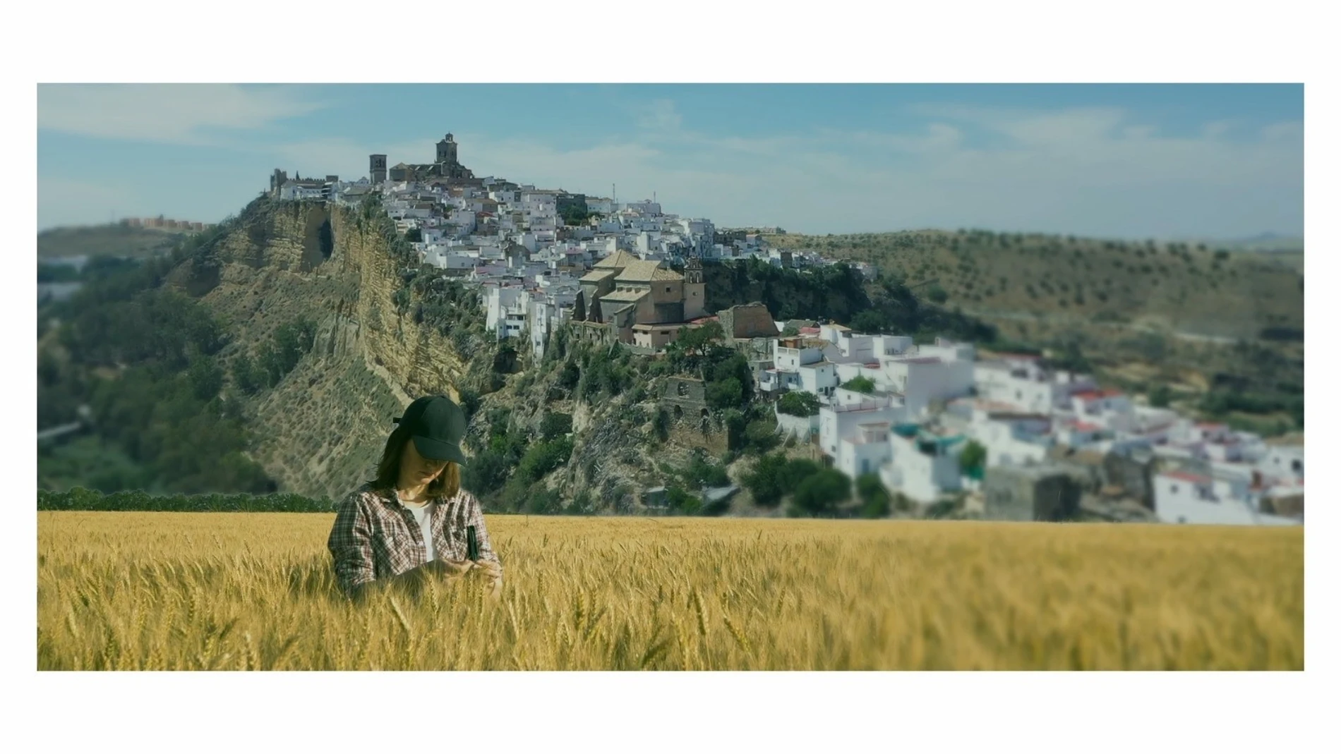 Una mujer en una zona rural de Andalucía.