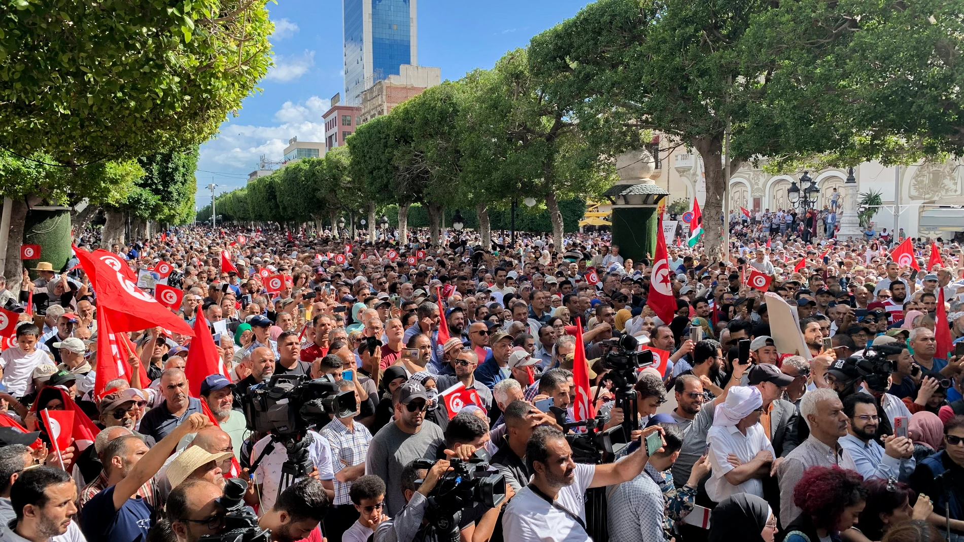 La oposición marcha en las calles de Túnez contra la política autoritaria del presidente