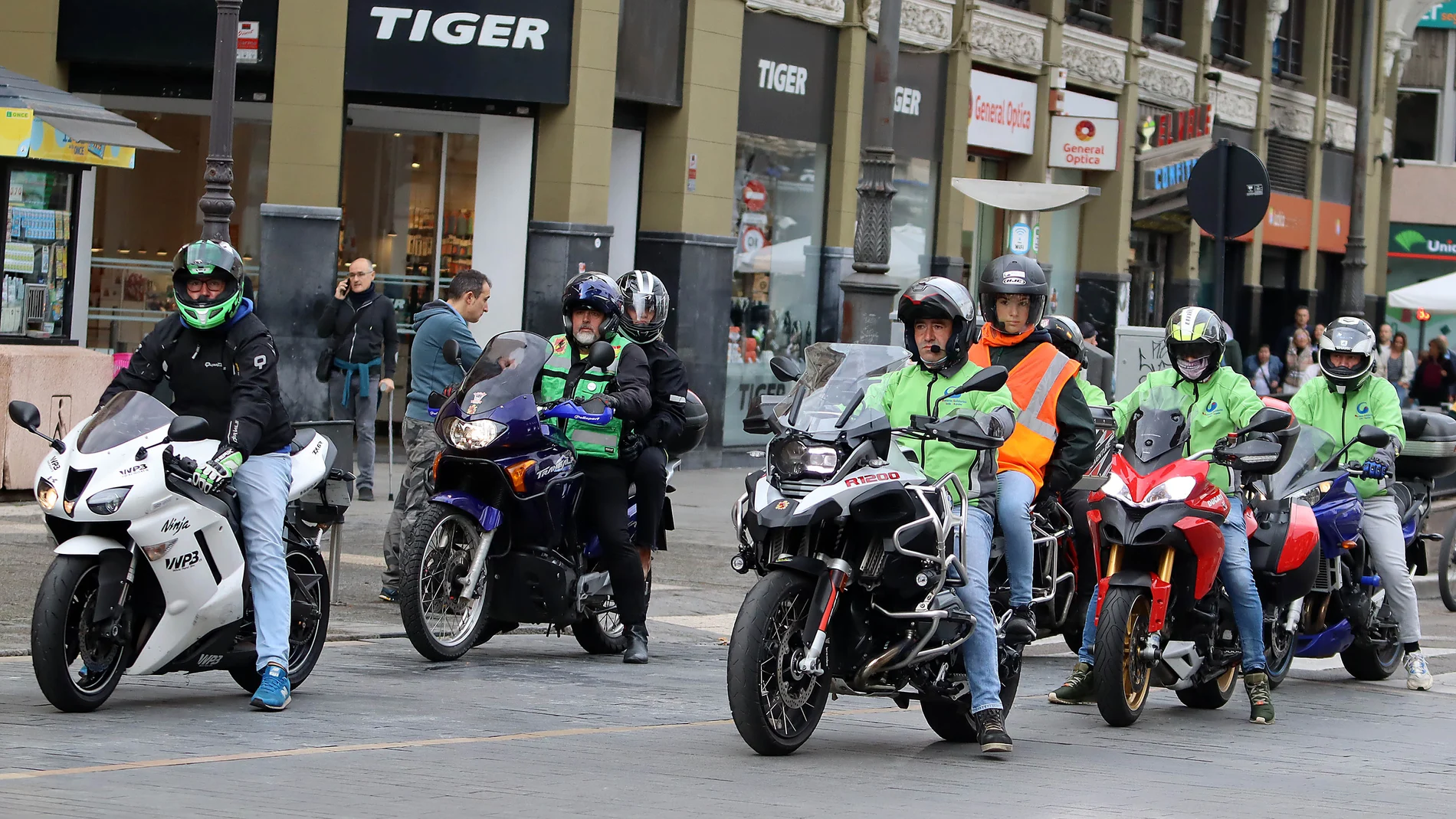 Ruta de Moteros Solidarios por León por las calles de la ciudad para concienciar sobre las donaciones de sangre, plasma, órganos y médula ósea