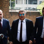 El presidente del FC Barcelona, Joan Laporta (c) llega al restaurante Zalacaín en Madrid para asistir a la comida de directivas del Real Madrid y el Barça