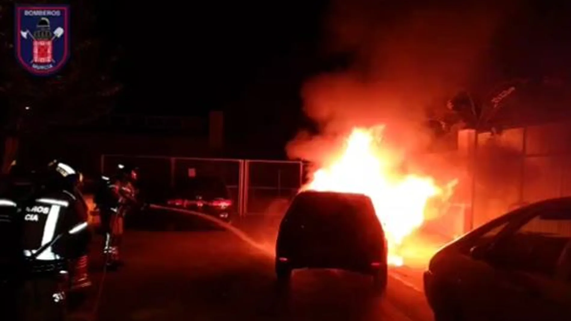 Imagen del incendio en un vehículo en el barrio del Progreso de Murcia
