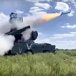 El sistema de misiles tácticos tierra-aire de corto alcance Osa del ejército ruso disparando cohetes contra las tropas ucranianas en un lugar no revelado