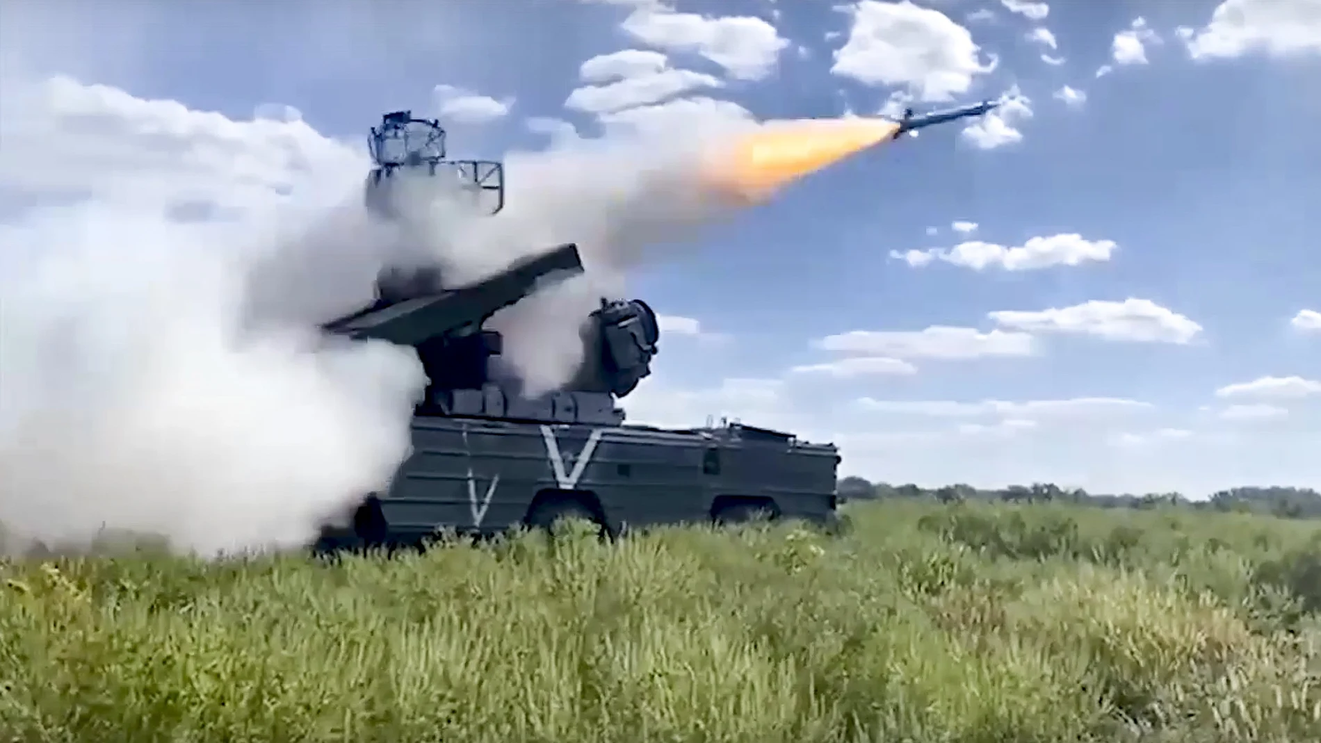 El sistema de misiles tácticos tierra-aire de corto alcance Osa del ejército ruso disparando cohetes contra las tropas ucranianas en un lugar no revelado