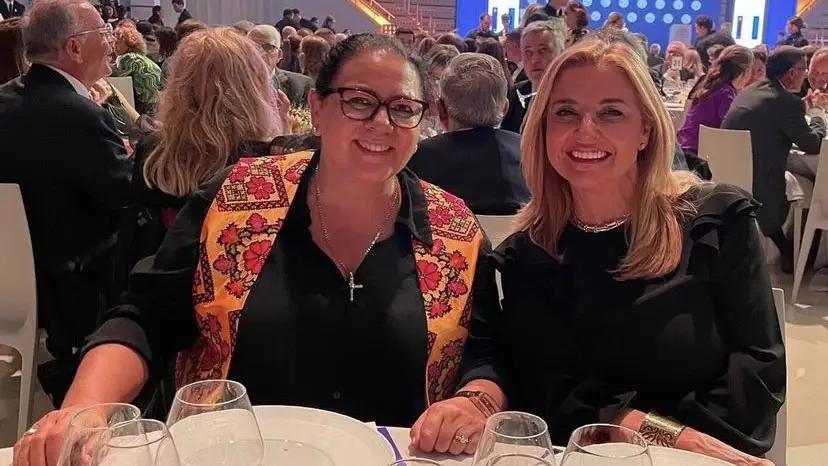 María del Monte posa junto con Inmaculada Casal en los Premios Planeta