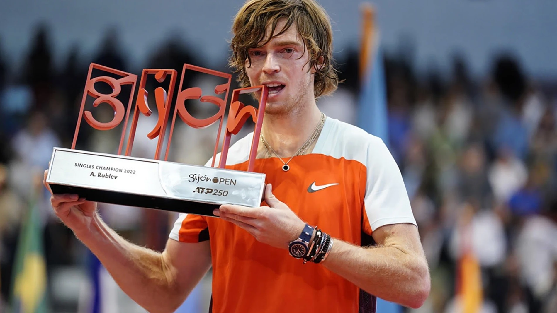 Andrey Rublev muerde el trofeo de campeón del Gijón Open