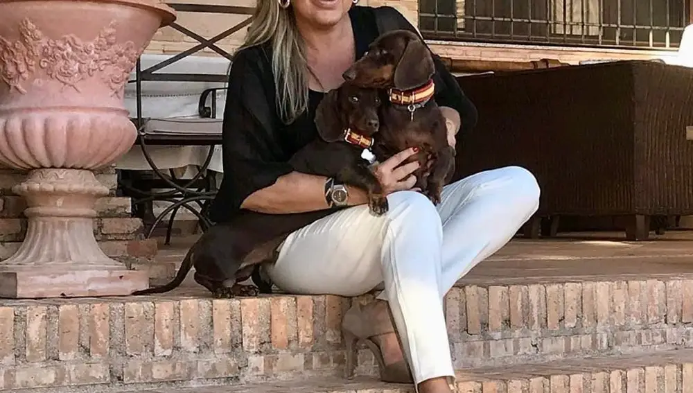 Sofía con sus perros Tristán y Bribón.