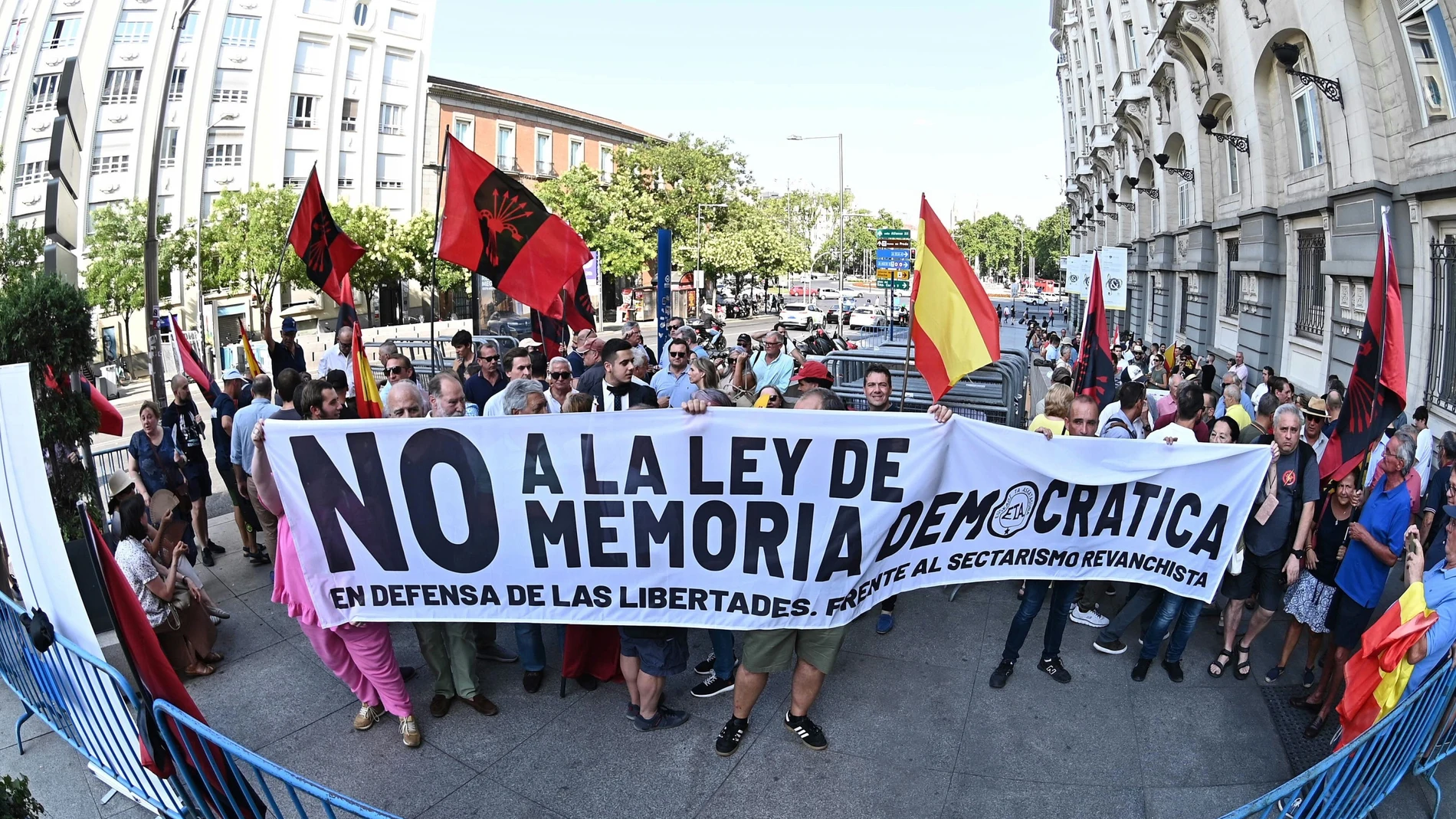 Protesta en el exterior del Congreso de los Diputados contra la Ley de Memoria Democrática