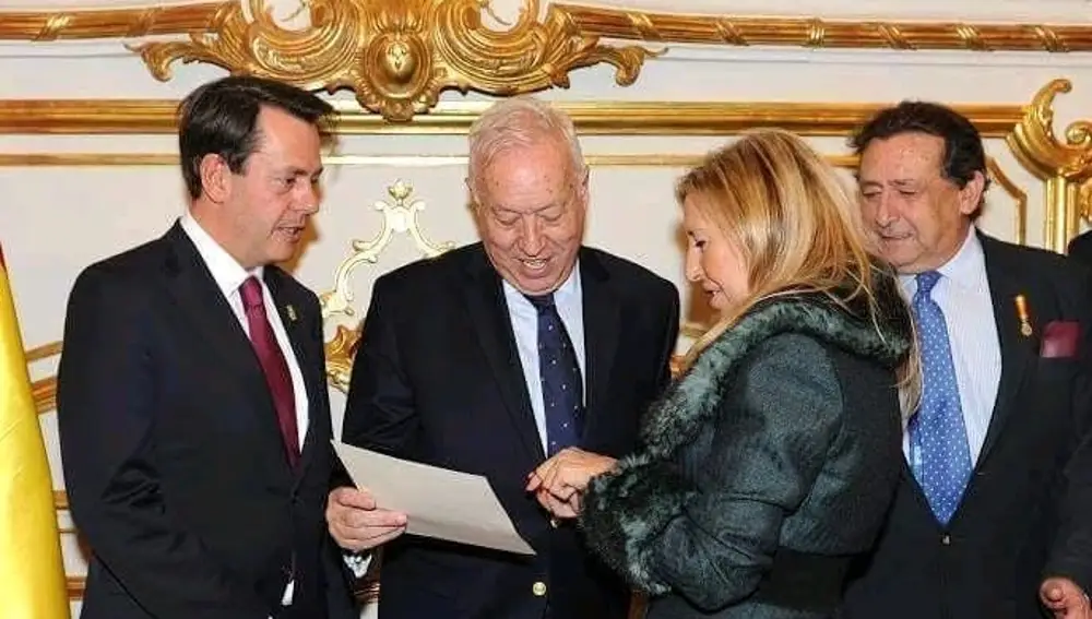 Sofía con Augusto Ferrer-Dalmau, ministro Margallo y Alfonso Ussía en el Ministerio de Exterior
