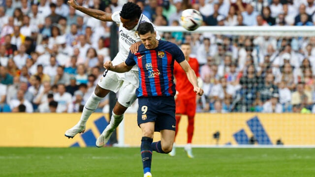 Lewandowski pelea con un balón con Militao en el Clásico