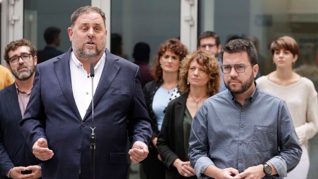 El presidente de ERC, Oriol Junqueras (i) y el presidente de la Generalitat, Pere Aragonès (d)