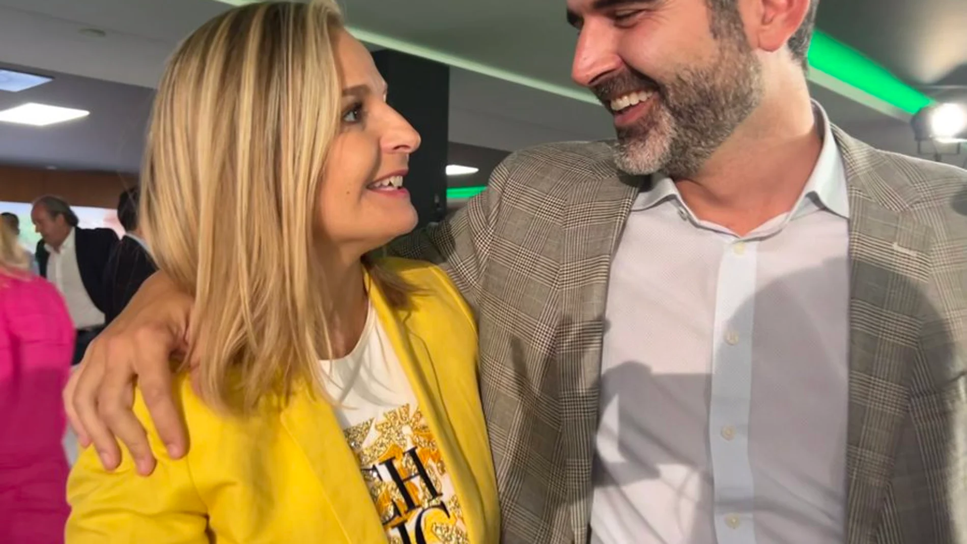 El portavoz del Gobierno, Ramón Fernández-Pacheco, abrazado a Maribel Sánchez Torregrosa