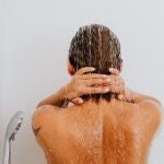 Una persona lavándose el pelo